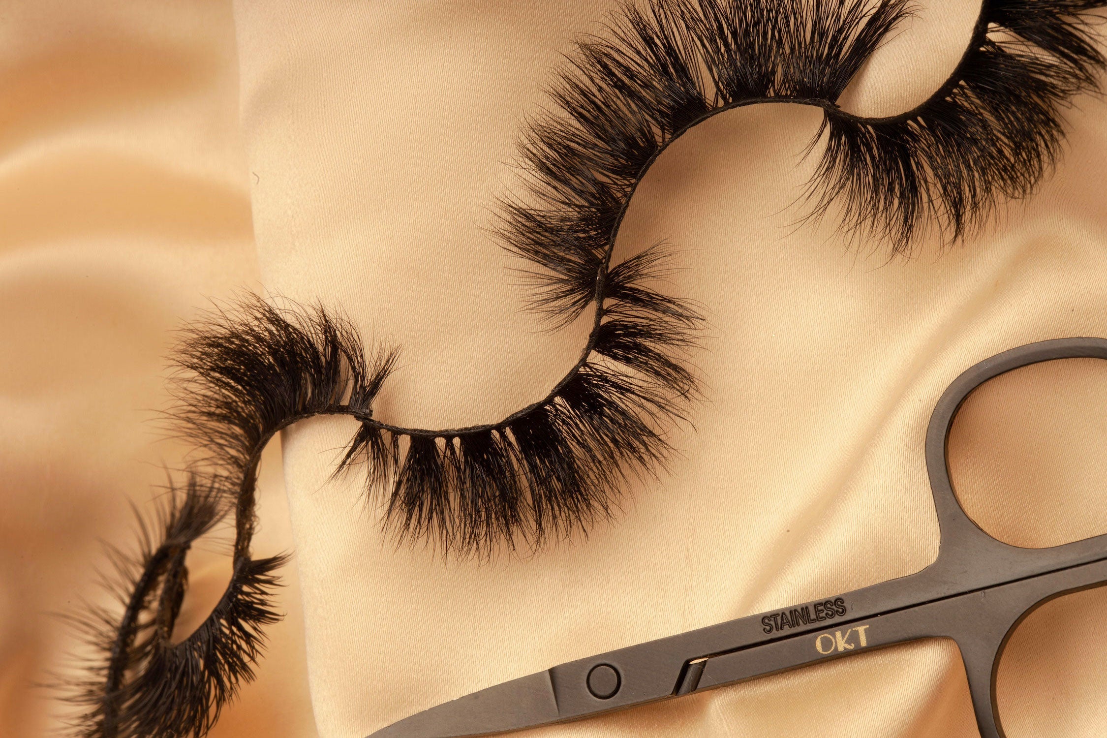 OKT Lashes. Best false eyelashes. Dramatic eyelashes. Best fake eyelashes. Edmonton False Eyelashes. Fake eyelashes. How to clean false eyelashes. How to apply false eyelashes. Fake eyelash storage. False eyelashes storage. Reusable false eyelashes.