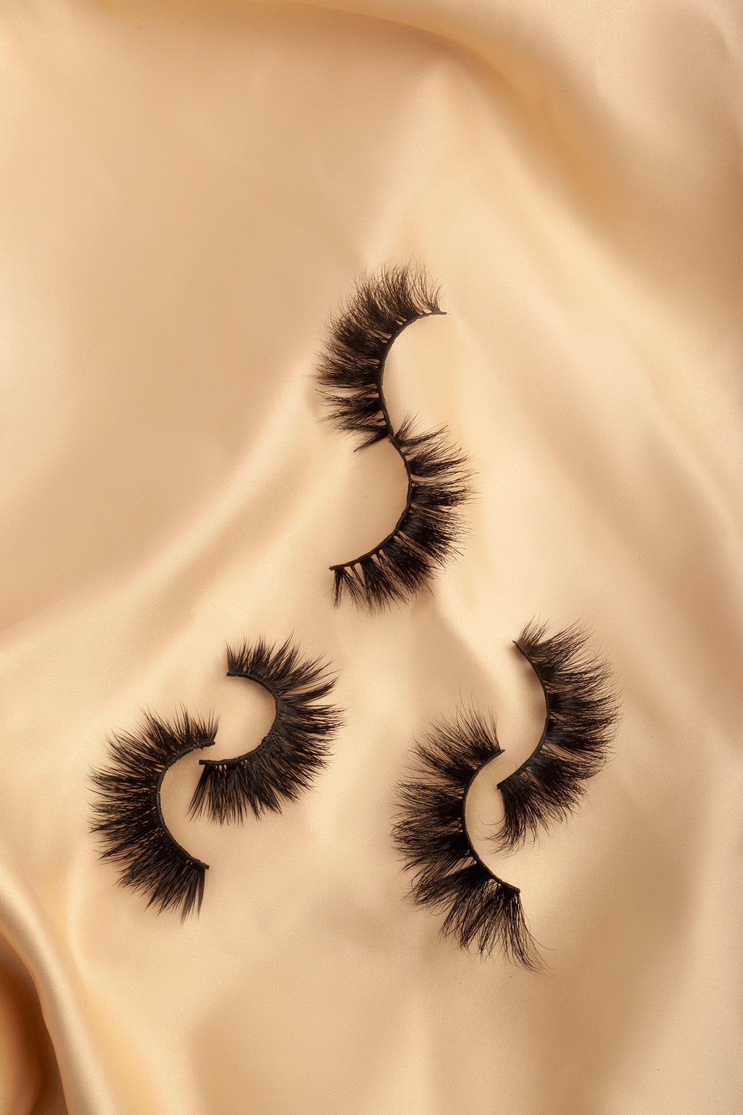 OKT Lashes. Best false eyelashes. Dramatic lashes. Cat eyelashes. Best fake eyelashes. Edmonton False Eyelashes. Fake eyelashes. How to clean false eyelashes. How to apply false eyelashes. Fake eyelash storage. False eyelashes storage. Reusable false eyelashes.