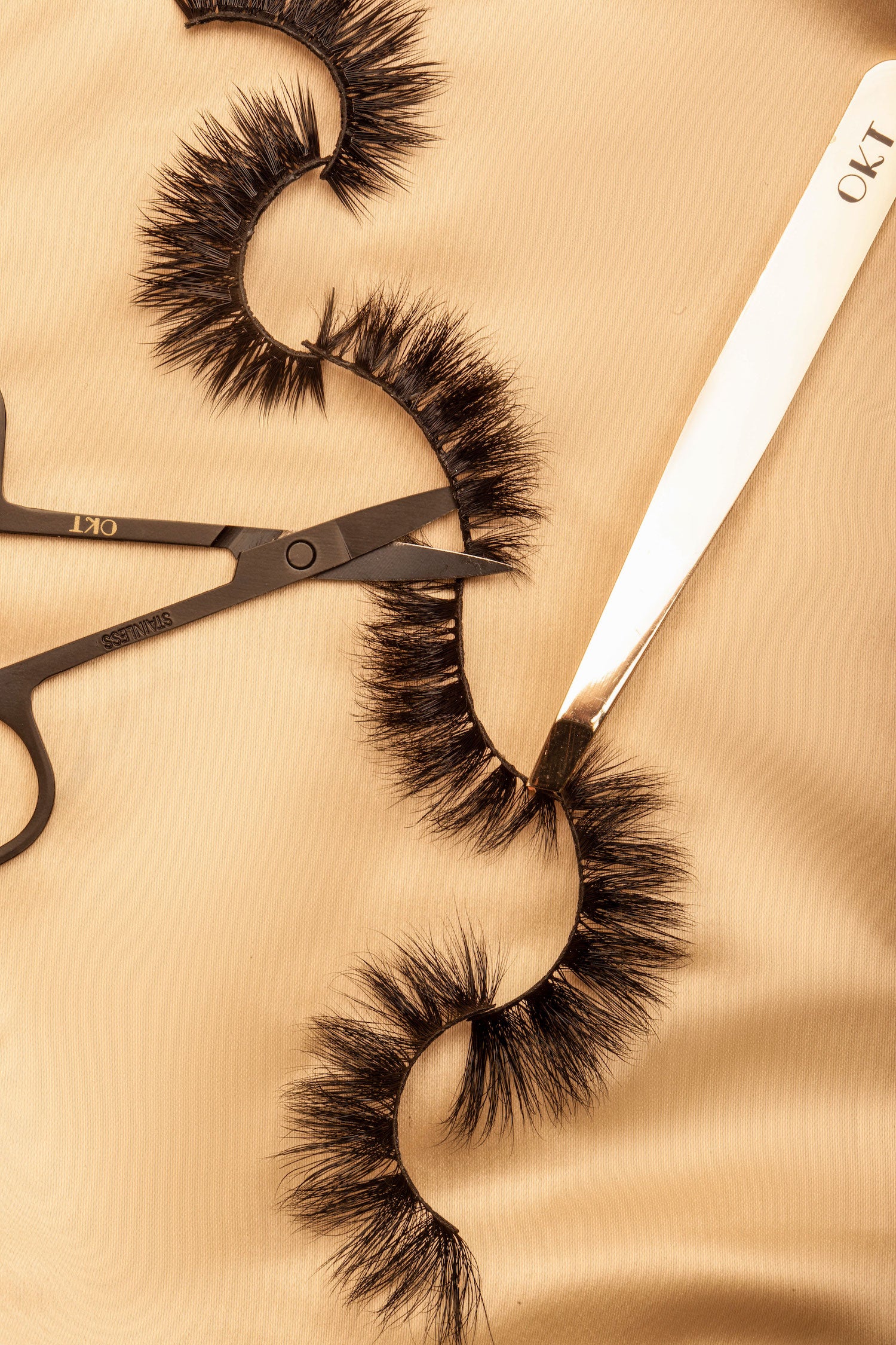 Lash tools. Lash tips and tricks. OKT Lashes. Lash adhesive. How to apply false eyelashes. Applying fake lashes.