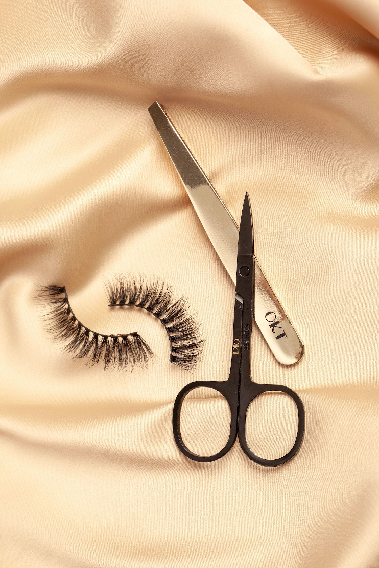 Lash tools. Lash tips and tricks. OKT Lashes. Lash adhesive. How to apply false eyelashes. Applying fake lashes.