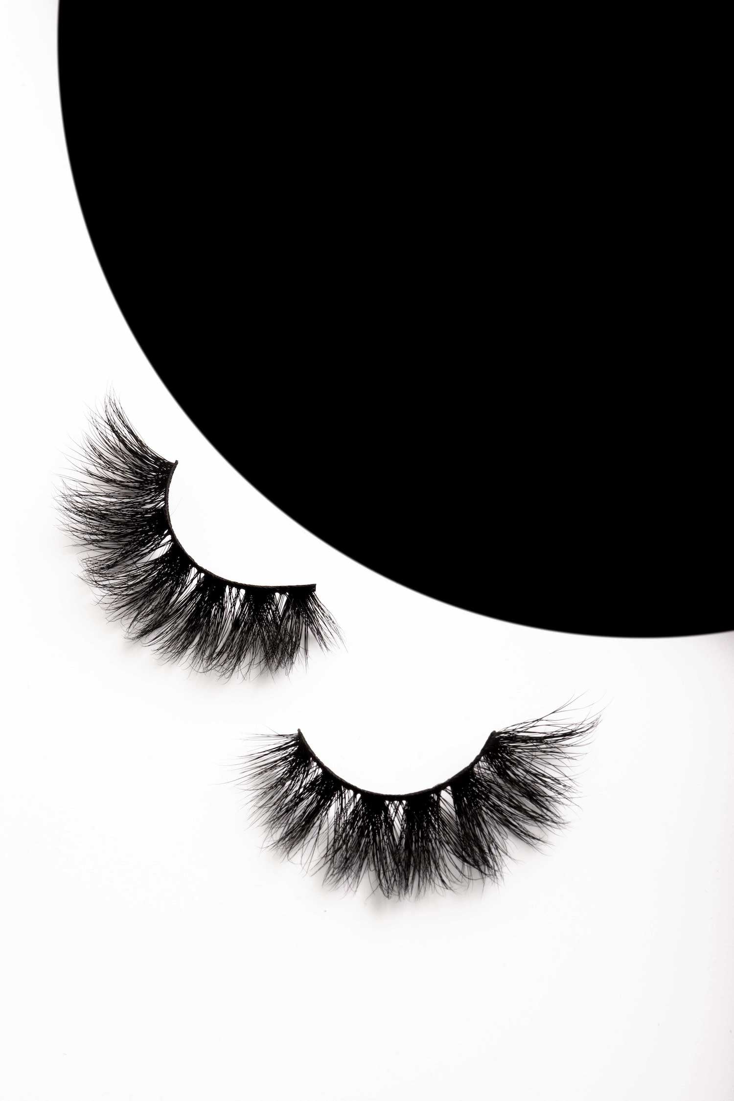 OKT Lashes. Best false eyelashes. Dramatic eyelashes. Best fake eyelashes. Edmonton False Eyelashes. Fake eyelashes. How to clean false eyelashes. How to apply false eyelashes. Fake eyelash storage. False eyelashes storage. Reusable false eyelashes.