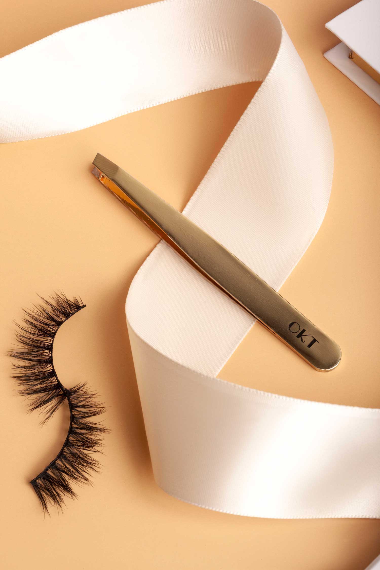 Lash tools. Lash tips and tricks. OKT Lashes. Lash adhesive. How to apply false eyelashes. Applying fake lashes.