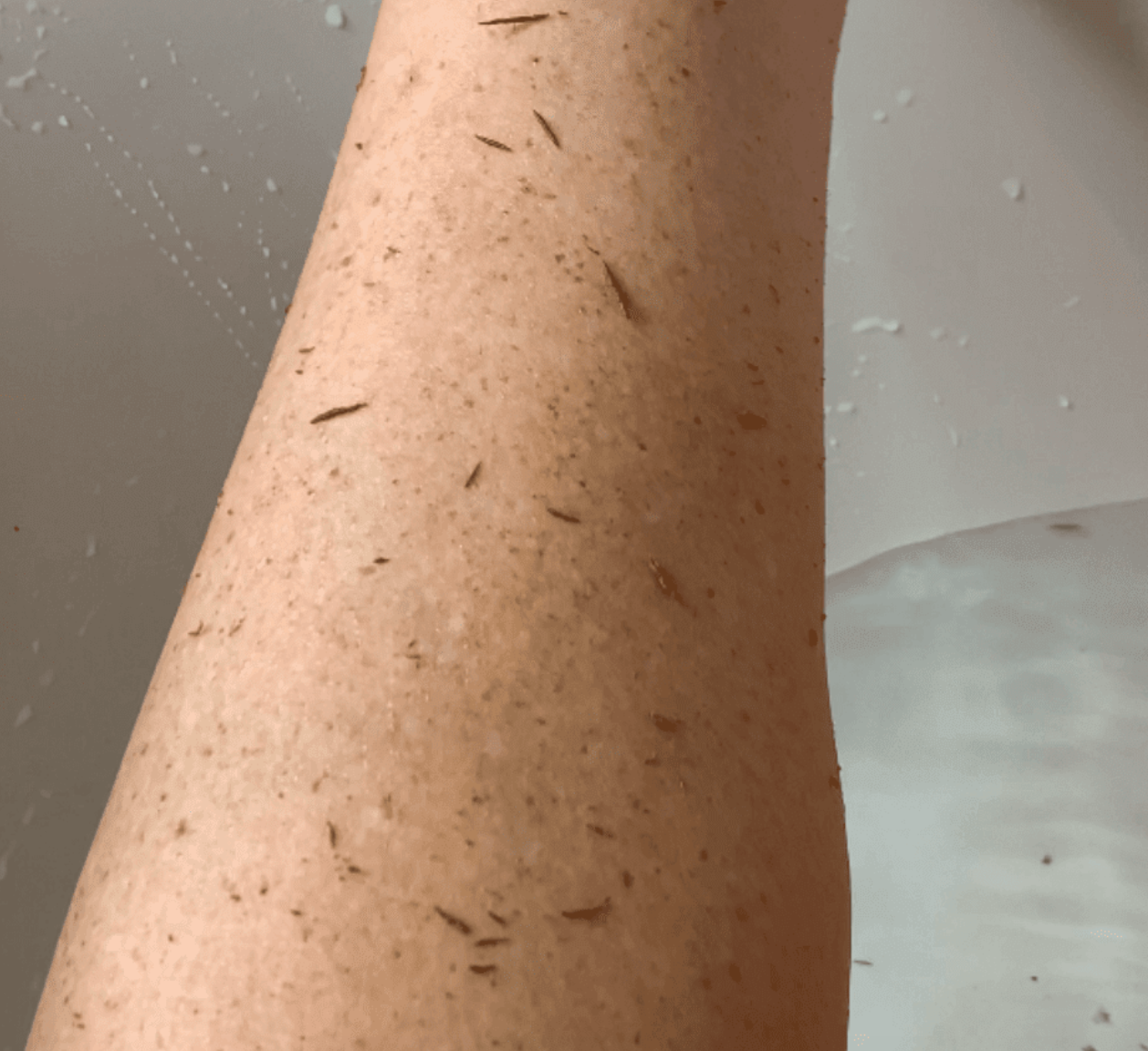 Natural Exfoliation. How to exfoliate skin at home. Exfoliating Glove. OKT. Do exfoliating gloves work? Is an exfoliating glove better than a scrub? Do exfoliating glove remove dead skin?
