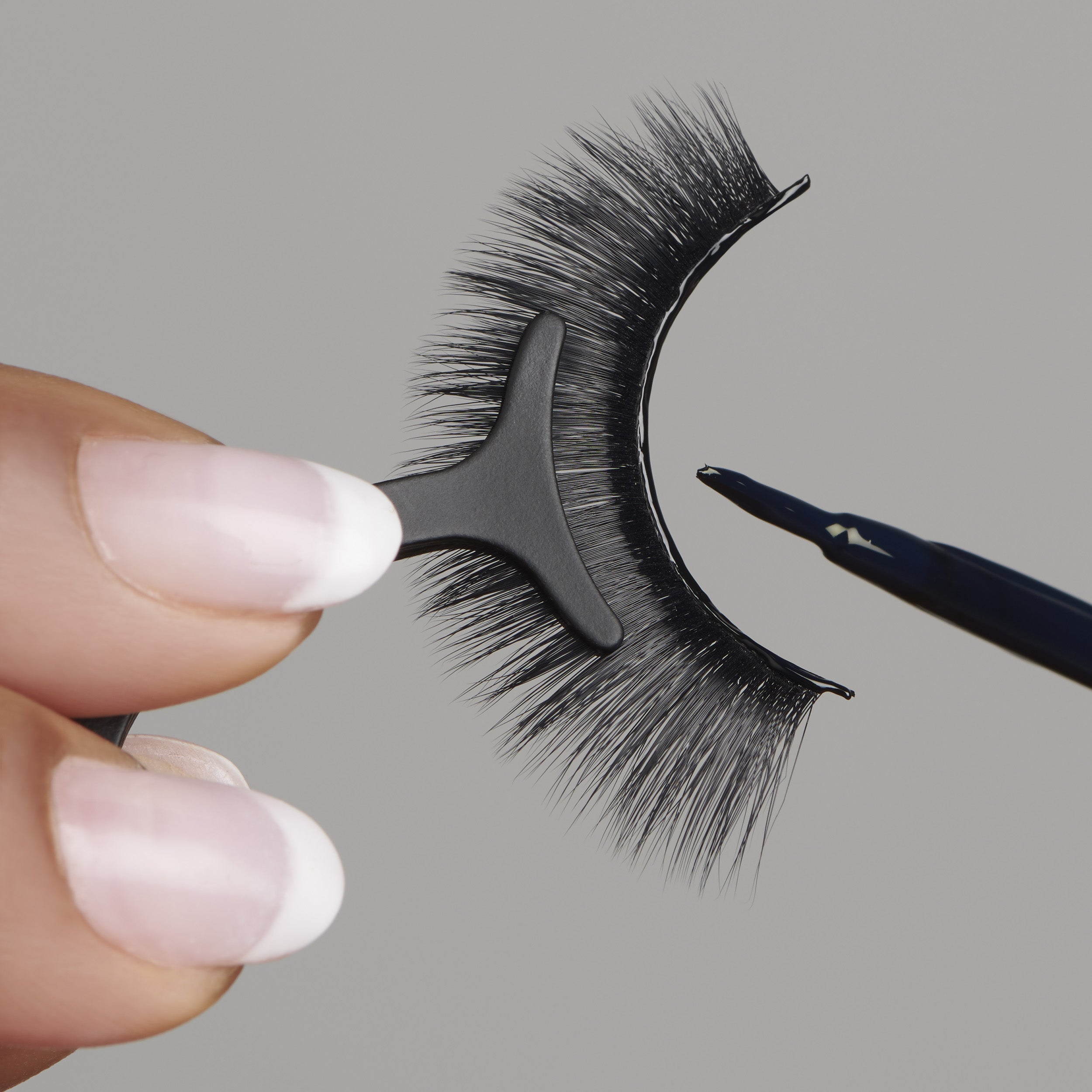 Lash glue for sensitive eyes. OKT Lashes. True Glue. Lash adhesive. How to apply false eyelashes. Applying fake lashes.