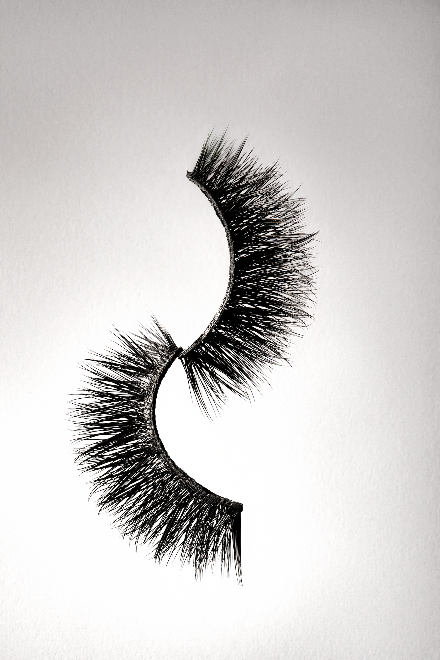 OKT Lashes. Best false eyelashes. Dramatic eyelashes. Best fake eyelashes. Edmonton False Eyelashes. Fake eyelashes. How to clean false eyelashes. How to apply false eyelashes. Fake eyelash storage. False eyelashes storage. Reusable false eyelashes.