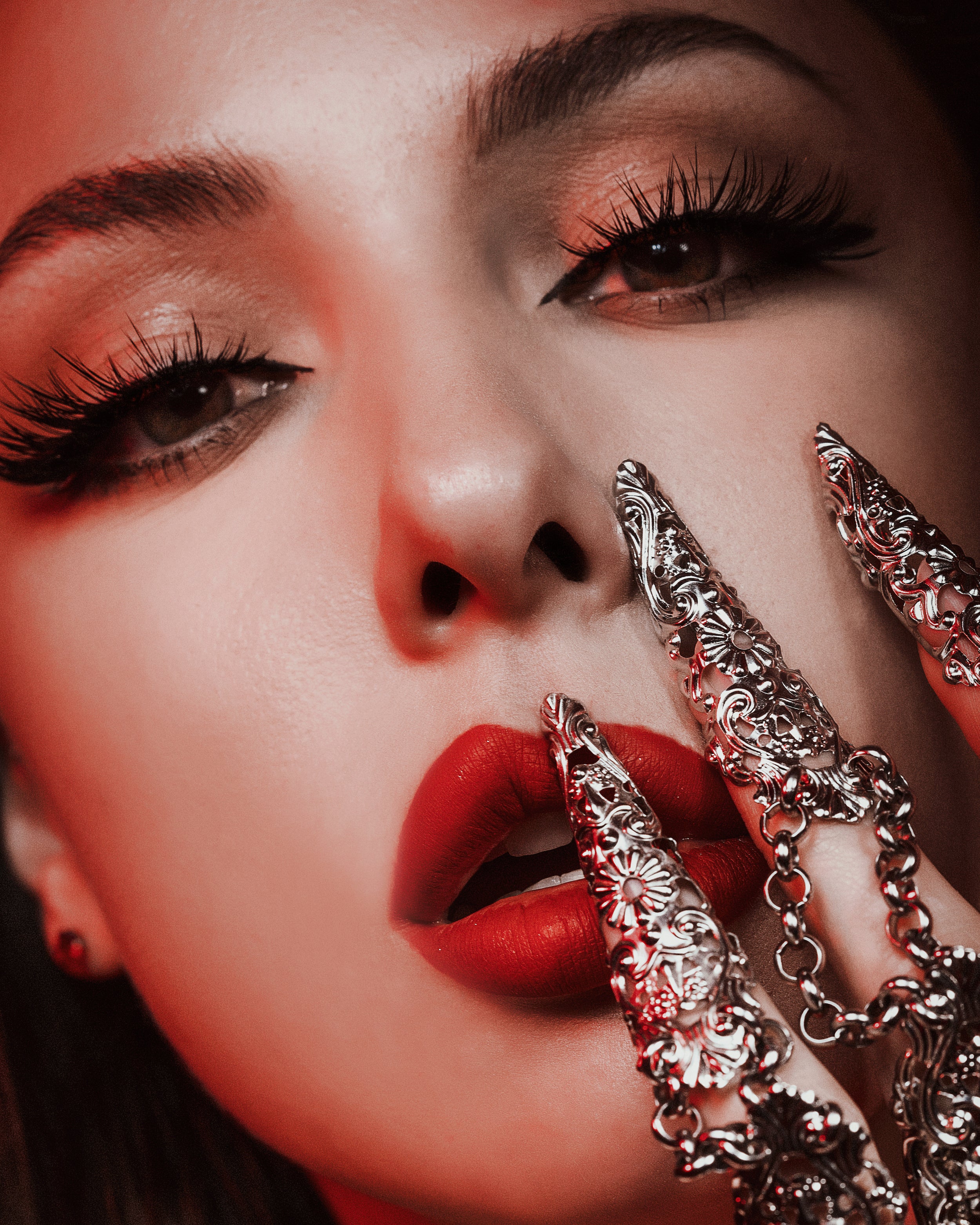 OKT Lashes. Best false eyelashes. Dramatic eyelashes. Best fake eyelashes. Edmonton False Eyelashes. Fake eyelashes. How to clean false eyelashes. How to apply false eyelashes. Fake eyelash storage. False eyelashes storage. Reusable false eyelashes.