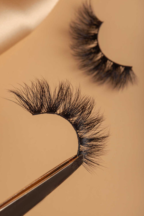 OKT Lashes. Best false eyelashes. Dramatic eyelashes. Best fake eyelashes. Edmonton False Eyelashes. Fake eyelashes. How to clean false eyelashes. How to apply false eyelashes. Fake eyelash storage. False eyelashes storage. Reusable false eyelashes.