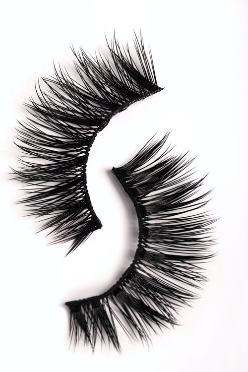 OKT Lashes. Best false eyelashes. Dramatic eyelashes. Best fake eyelashes. Edmonton False Eyelashes. Fake eyelashes. How to clean false eyelashes. How to apply false eyelashes. Fake eyelash storage. False eyelashes storage. Reusable false eyelashes.